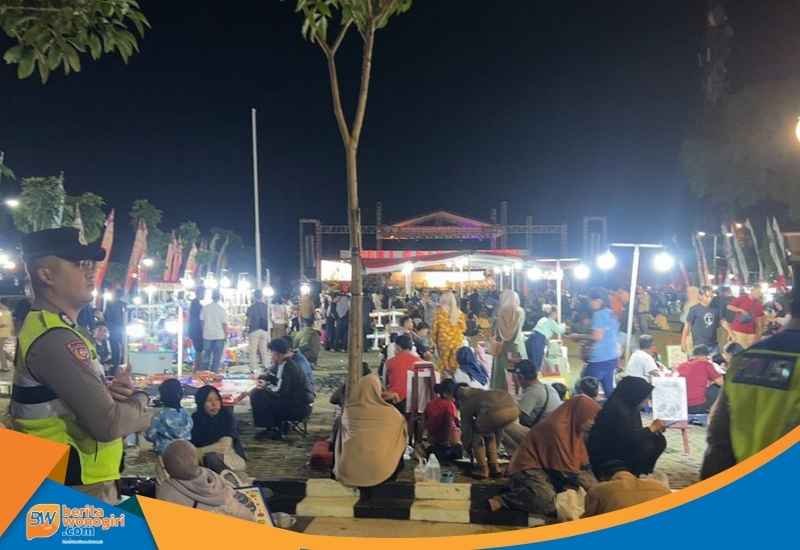 Personel Polsek Wonogiri Kota berpatroli mengawasi kerumunan massa