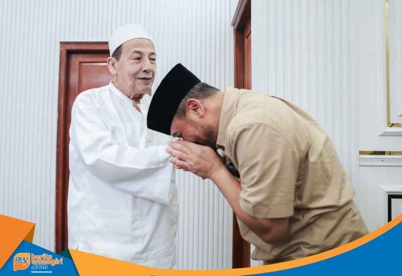 Ahmad Luthfi dan Habib Luthfi bin Yahya berdiskusi di Kanzus Sholawat Kota Pekalongan