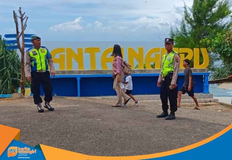 Polisi berjaga di Pantai Nampu saat Lebaran 2026