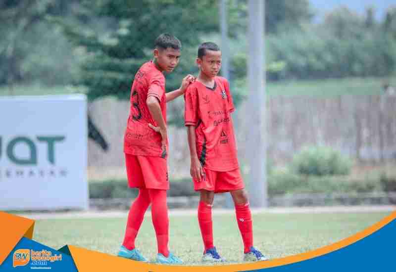 Azka dan Akmal siswa SMPN 6 Wonogiri peserta turnamen sepak bola internasional Bali 7s