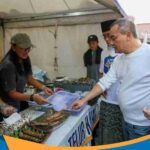 Ahmad Luthfi memborong kuliner takjil di stan UMKM Semarang