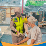 Petugas Dokkes Polres Wonogiri periksa tekanan darah pedagang di Pasar Kota