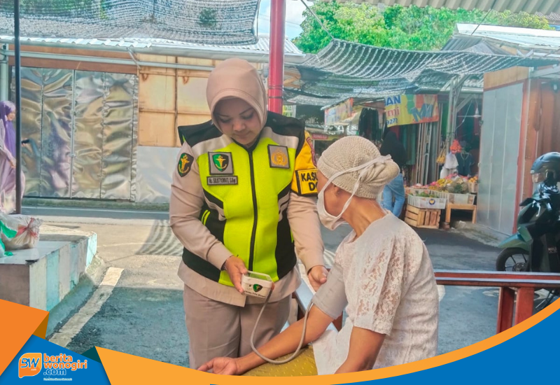 Petugas Dokkes Polres Wonogiri periksa tekanan darah pedagang di Pasar Kota