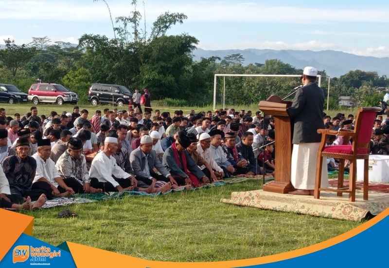 Khotib H. Tri Atmono menyampaikan khutbah tentang keutamaan silaturahmi