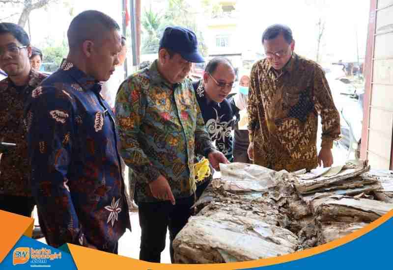 Dokumen buku tanah Aceh yang rusak terendam banjir