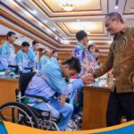 Ahmad Luthfi menyerahkan tali asih atlet berprestasi Jawa Tengah