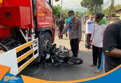 Truk tangki BBM AD-9132-HG terlibat kecelakaan Baturetno