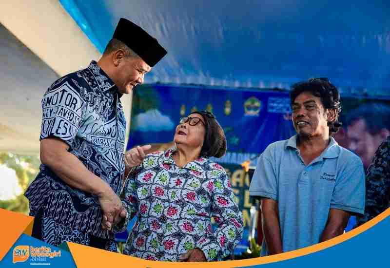 "Gubernur Ahmad Luthfi serahkan bantuan beras di Bazar dan Pasar Murah Ungaran"