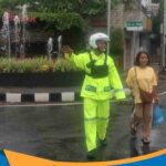 Personel Satlantas Polres Wonogiri melakukan pengaturan lalu lintas saat hujan di Jalan Sudirman