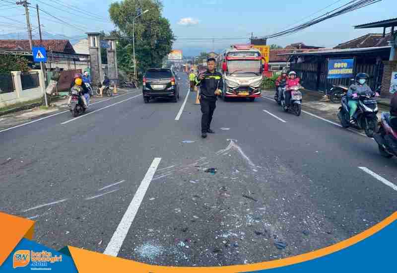 BWC__03.b Polisi mengatur lalu lintas setelah kecelakaan beruntun Wonogiri