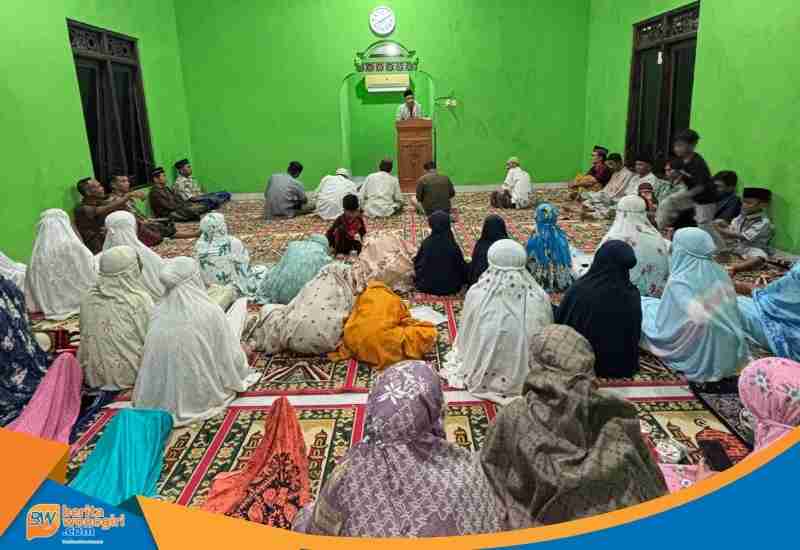 Kepala SMPN 2 Giritontro Retno Wulandari memberi sambutan