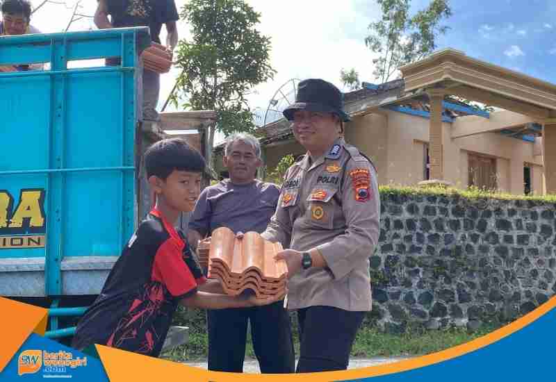 Personel Polsek Jatipurno kerja bakti di SDN 2 Jeporo