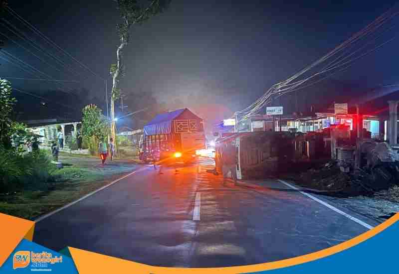 Truk terguling di Jalan Raya Wonogiri-Ponorogo Jatisrono