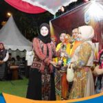 Nawal Arafah Yasin meninjau produk batik pengrajin Salatiga.