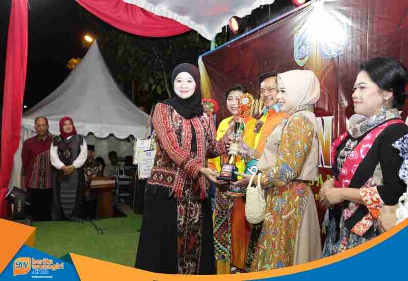 Nawal Arafah Yasin meninjau produk batik pengrajin Salatiga.
