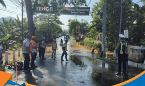 Genangan air menutupi jalan raya Nguntoronadi-Tirtomoyo.