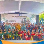 Sesi foto bersama siswa, guru, dan wali murid usai Gelar Karya