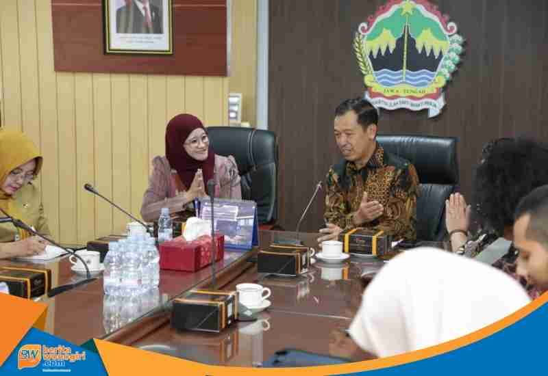 Nawal Arafah Yasin berdiskusi dengan Dirjen Kemenlu Heru Hartanto Subolo.