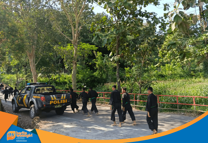 Personel Polres Wonogiri amankan longmarch PSHT di Purwantoro.