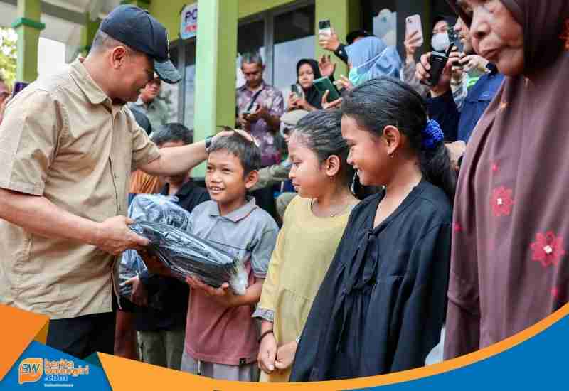 Penyerahan simbolis bantuan logistik Pemprov Jateng untuk Demak