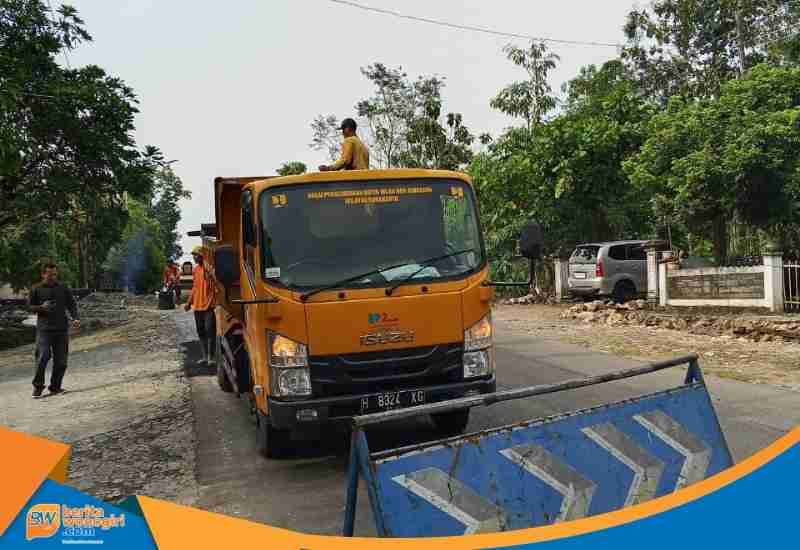 Pekerja Bina Marga Jateng sedang melakukan pengaspalan jalan Sawahan.