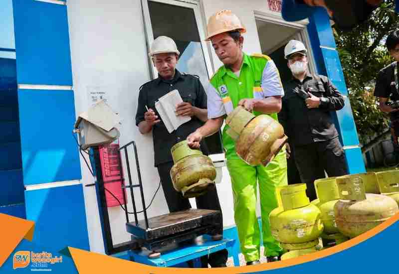 Proses pengisian bulk elpiji ke dalam tabung menggunakan mesin otomatis.