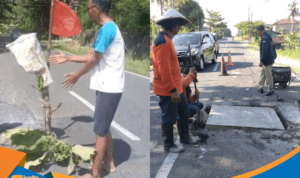 Warga memasang patok kayu di tengah jalan provinsi.