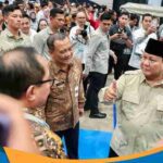 Presiden Prabowo Subianto menyalami Gubernur Ahmad Luthfi di pabrik VKTR Magelang.