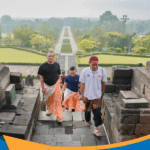 Gubernur Jateng Ahmad Luthfi meninjau relief Candi Borobudur.