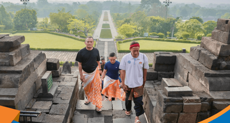 Gubernur Jateng Ahmad Luthfi meninjau relief Candi Borobudur.