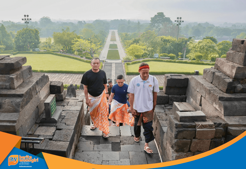 Gubernur Jateng Ahmad Luthfi meninjau relief Candi Borobudur.