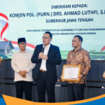 Ahmad Luthfi menerima penghargaan CSR PDB Awards 2026 dari Menteri Desa PDT.