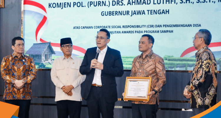 Ahmad Luthfi menerima penghargaan CSR PDB Awards 2026 dari Menteri Desa PDT.