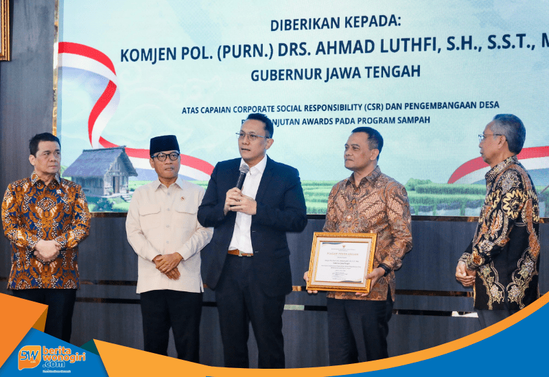 BWC__03 Ahmad Luthfi menerima penghargaan CSR PDB Awards 2026 dari Menteri Desa PDT.