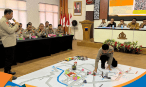 Simulasi denah taktis di lantai aula Polres Wonogiri.