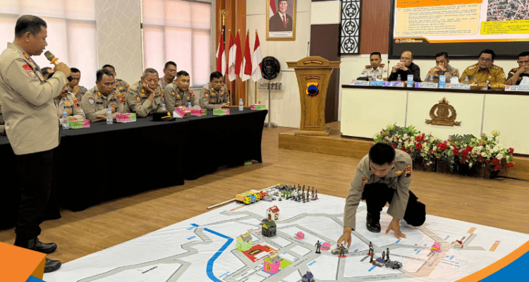 Simulasi denah taktis di lantai aula Polres Wonogiri.