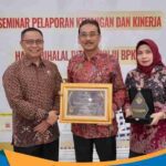 Sekjen ATR BPN Dalu Agung Darmawan menerima penghargaan dari Anggota III BPK RI Akhsanul Khaq.