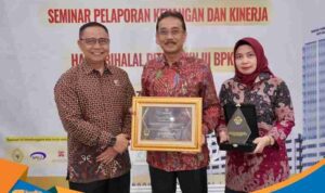 BWC__03 Sekjen ATR BPN Dalu Agung Darmawan menerima penghargaan dari Anggota III BPK RI Akhsanul Khaq.