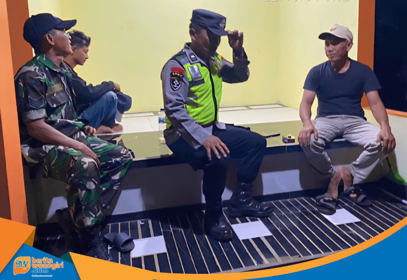 Suasana pos Satkamling di wilayah Jatiroto Wonogiri pada malam hari.