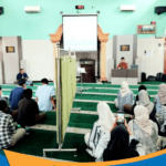Siswa Ganesha Operation berdoa khusyuk di Masjid Al-Falah Sukoharjo.