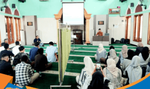 Siswa Ganesha Operation berdoa khusyuk di Masjid Al-Falah Sukoharjo.