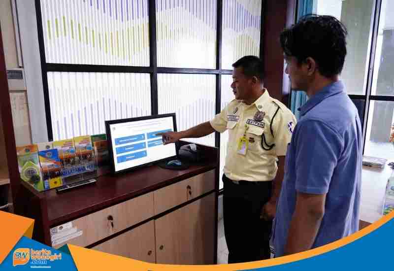 Warga sedang berkonsultasi di loket pelayanan Kantor Pertanahan.