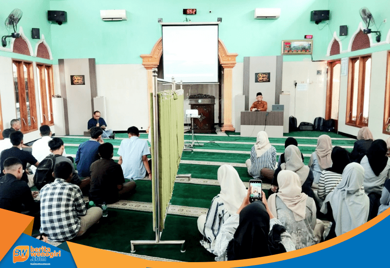 Siswa Ganesha Operation berdoa khusyuk di Masjid Al-Falah Sukoharjo.