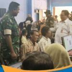 Letkol Inf Rodricho Ivan Pattihanuan meninjau lokasi pengerjaan fisik.