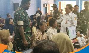 Letkol Inf Rodricho Ivan Pattihanuan meninjau lokasi pengerjaan fisik.