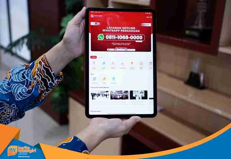 Masyarakat sedang mengakses layanan pertanahan melalui aplikasi mobile.