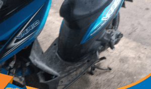 Kondisi motor Honda Vario ringsek setelah tabrakan.