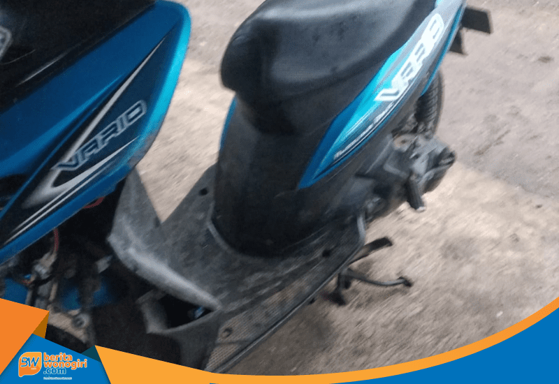 Kondisi motor Honda Vario ringsek setelah tabrakan.