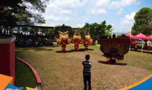 Penampilan kesenian Reog di Obyek Wisata Waduk Gajah Mungkur.