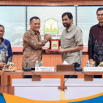 Ahmad Luthfi dan Muzakir Manaf bersalaman usai tanda tangan kerja sama.